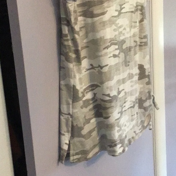 BELLE BY KIM GRAVEL TEE IN SZM MUTED CAMO PRINT EUC. - Picture 3 of 6